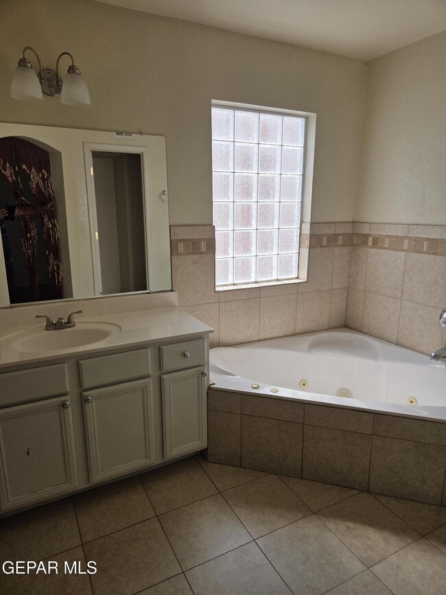 Building Photo - 3717 Hubble Dr