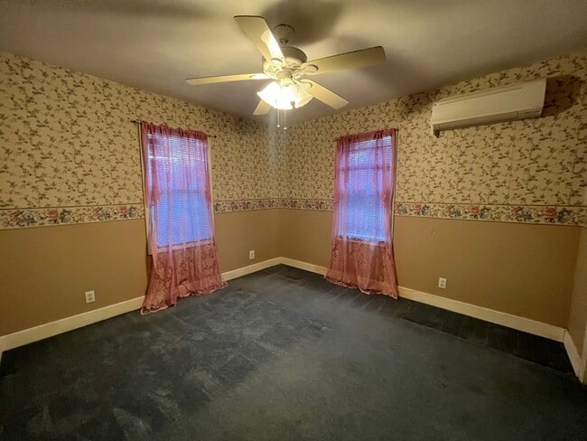 Building Photo - 503 N Pecan St