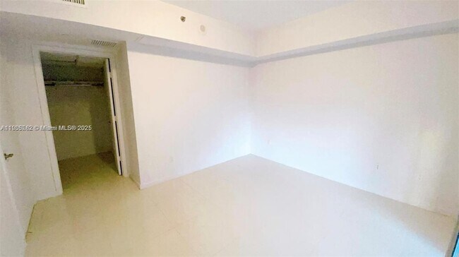 Building Photo - 495 Brickell Ave