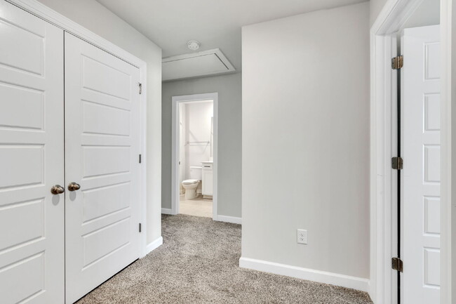 Building Photo - AMAZING LEASE SPECIAL!..Two-story 3BR/2.5BA townhome in Foxcroft Townes in Greenville - available...