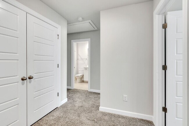 Building Photo - Two-story 3BR/2.5BA townhome in Foxcroft T...