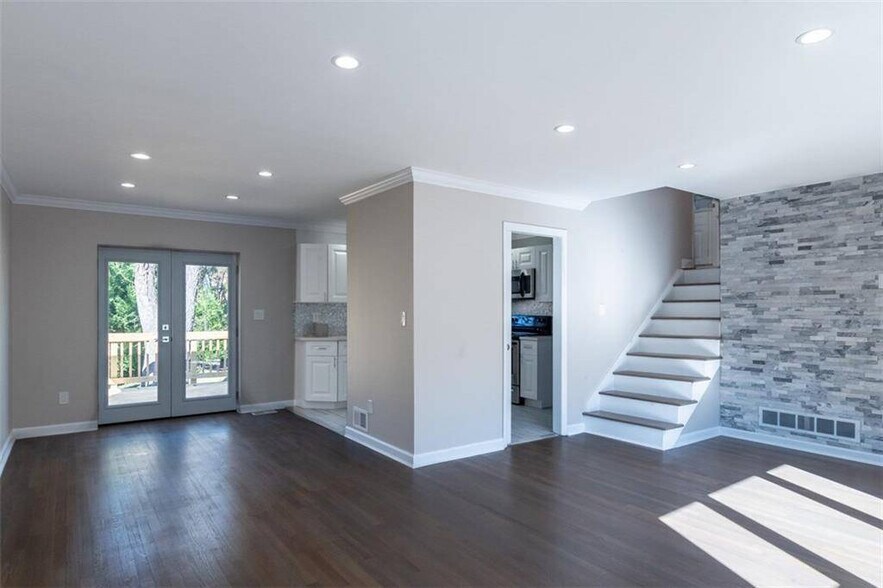 Building Photo - Room in House on Trafalgar Way