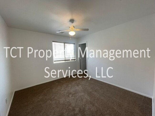 Building Photo - Large 6 Bedroom with Grass Backyard!