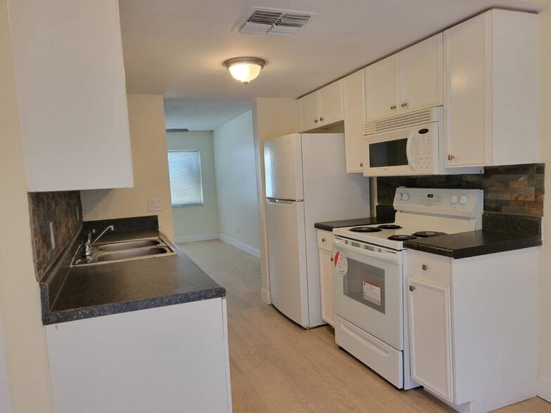 Building Photo - 2052 Kings Hwy