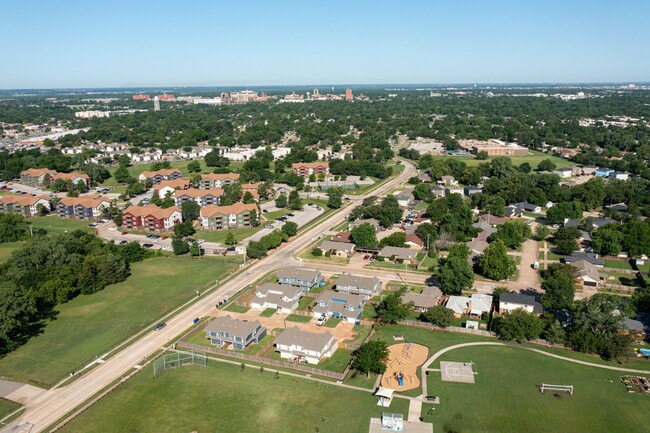 Building Photo - 727 Vicksburg Ave