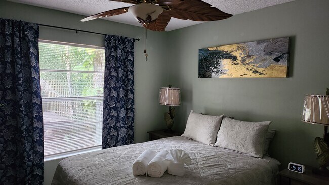 Master Bedroom - 5014 Gainsville Dr