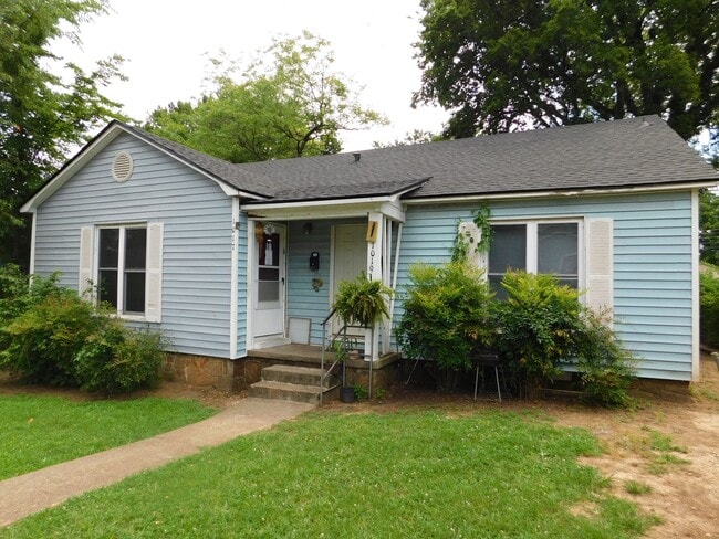 Building Photo - Cute 2-bedroom, 1 bath duplex near downtown.