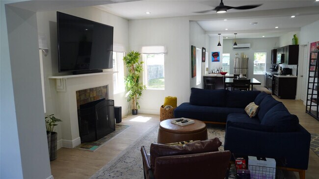 Building Photo - 1011 Sharar Ave