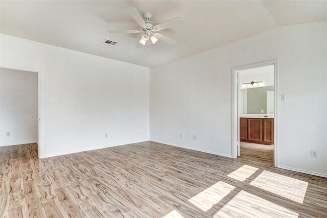 Building Photo - 1305 4 Cabin Ct