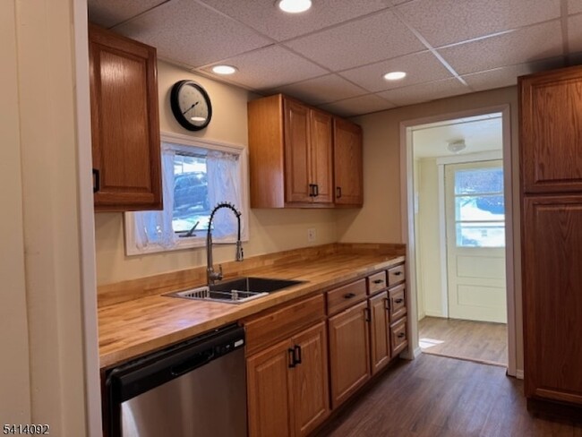 Building Photo - 44 Oak St