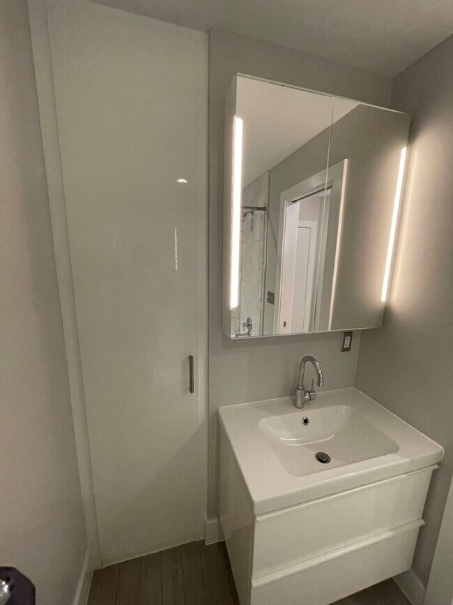 Building Photo - Logan Circle Beautifully Renovated Studio Apartment