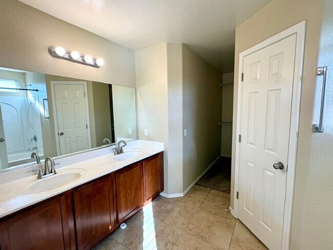 Building Photo - LARGE 4 Bedroom 3 Bathroom Copper Basin Home!