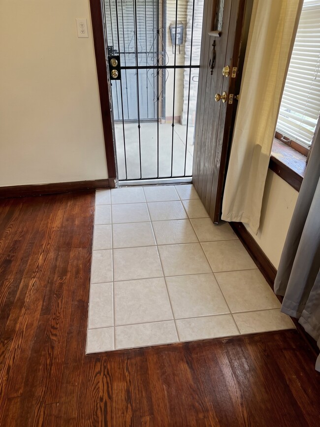 Building Photo - 8687-8689-8689 Oriole Ave