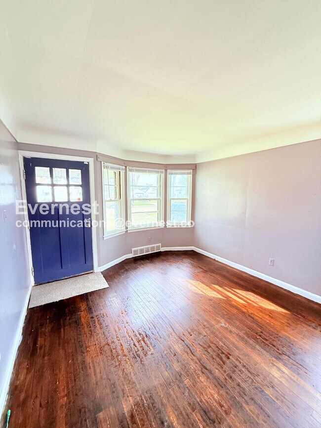 Building Photo - 3 Bed/1 Bath Home with Detached Garage / Vouchers Accepted / Available Now!