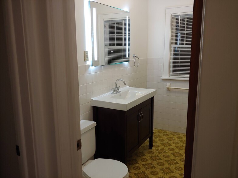 Bathroom - 704 S Broadway Ave