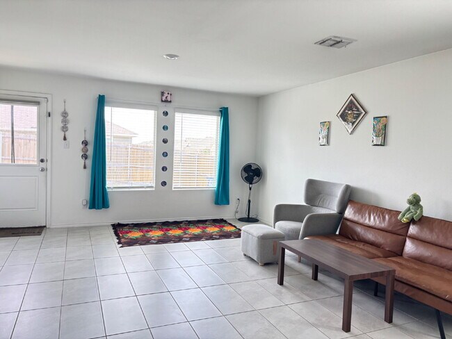 Building Photo - Beautiful Princeton Home – Modern Layout in a Desirable Community