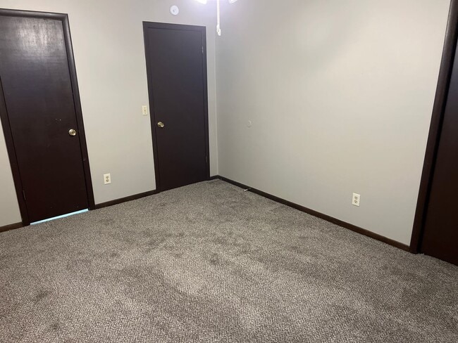 Building Photo - 3 Bedrooms! 2 Living Areas!  East side Spr...
