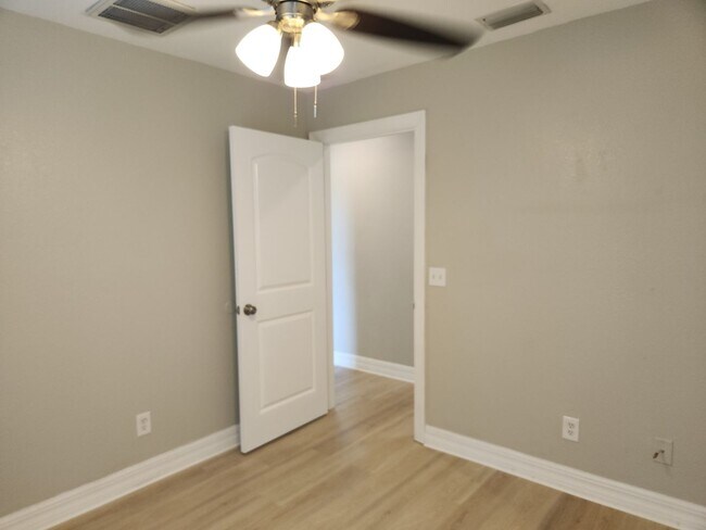 Building Photo - 827 NE 23rd Terrace