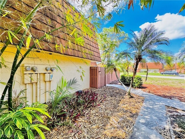 Building Photo - 5205 Cedarbend Dr