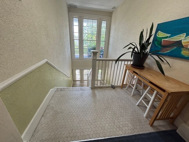 Building Photo - Gorgeous 1 Bedroom 1 Bathroom Condo locate...