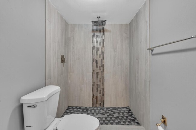 Building Photo - 2803 N Oakland Forest Dr