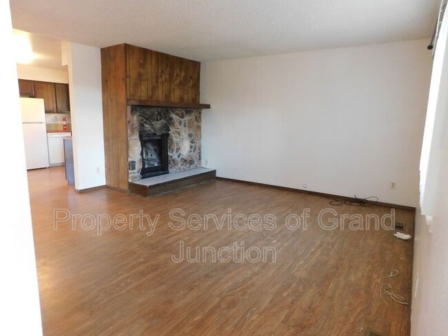 Building Photo - 3252 Villasur Dr