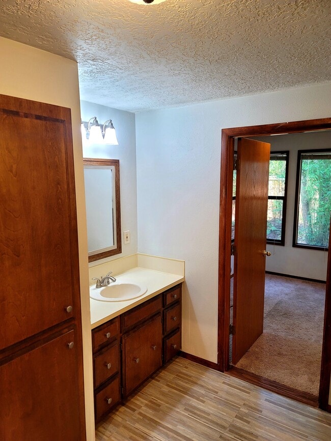 Building Photo - 18220 SW Pheasant Ln