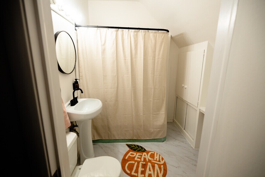 Building Photo - 1126 Jefferson St NE