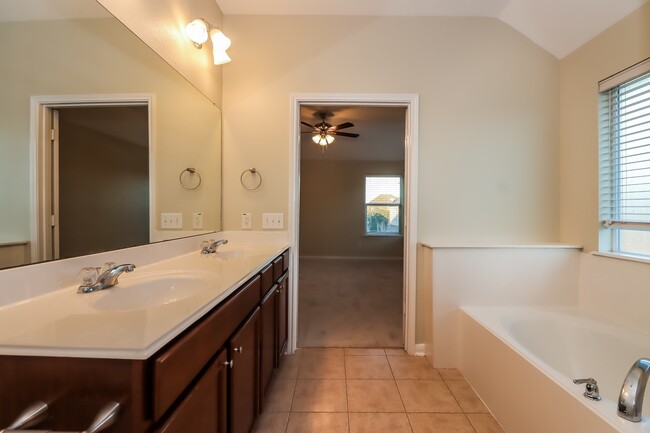 Building Photo - 1315 Lucas St