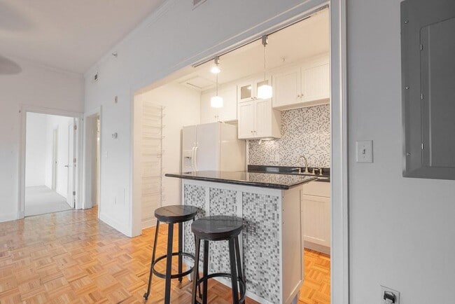 Building Photo - 212 E Clay St