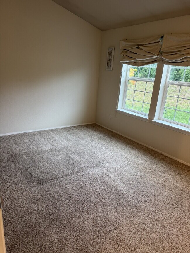Building Photo - 2 Bedroom Townhome in Kent, Available for Immediate Move In