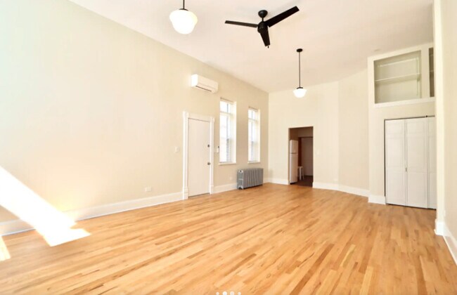 Building Photo - 1318 W Erie St