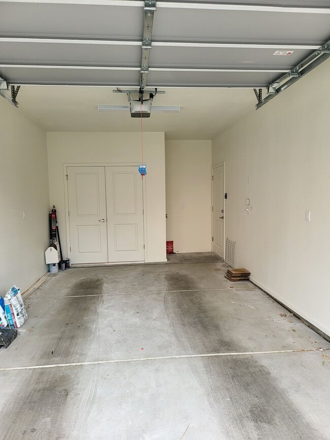 Building Photo - New Townhouse NE Heights 2/bedroom 1.5/bat...