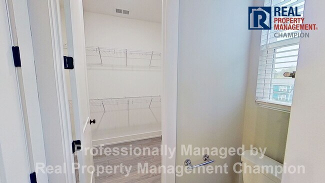 Building Photo - Bright & Open End Unit Townhome