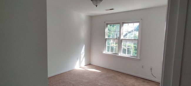 Building Photo - 3 bedroom home with covered porch and rear...