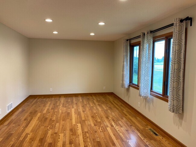 Building Photo - Beautifully Remodeled 4 Bedroom