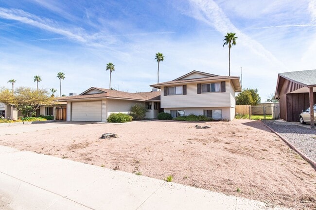 Building Photo - 6 Bedroom 3.5 Bathroom Tri-Level Home In Tempe close to ASU