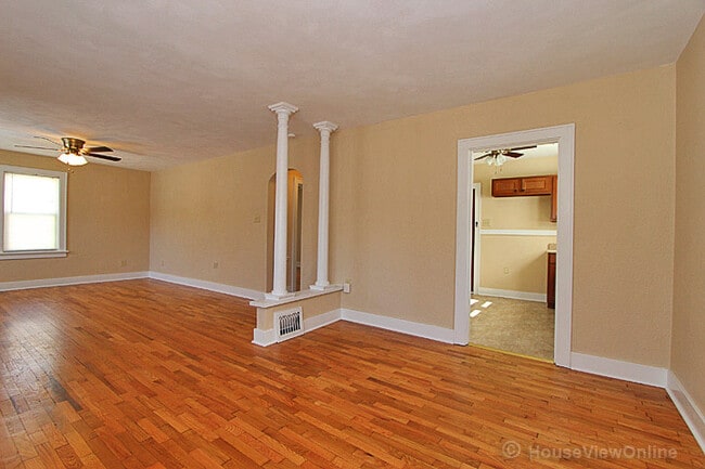 Building Photo - House Close To Campus!