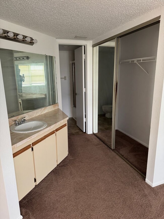 Building Photo - Centrally located condo in great community