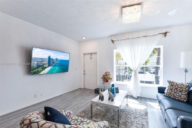 Building Photo - 9925 NW 57th Manor