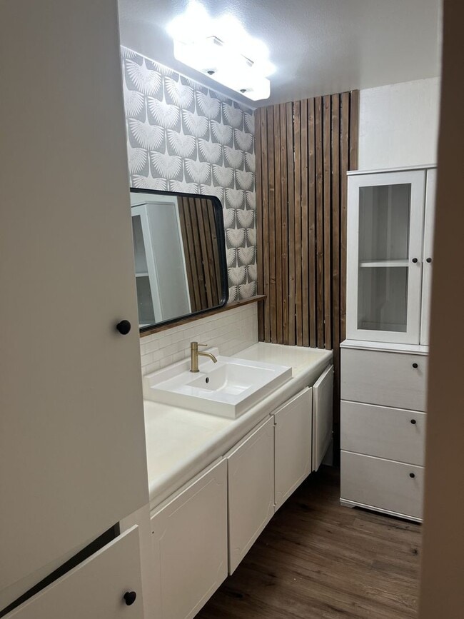 Building Photo - 2 Bedroom/ 2 Bath Condo with Community Pool