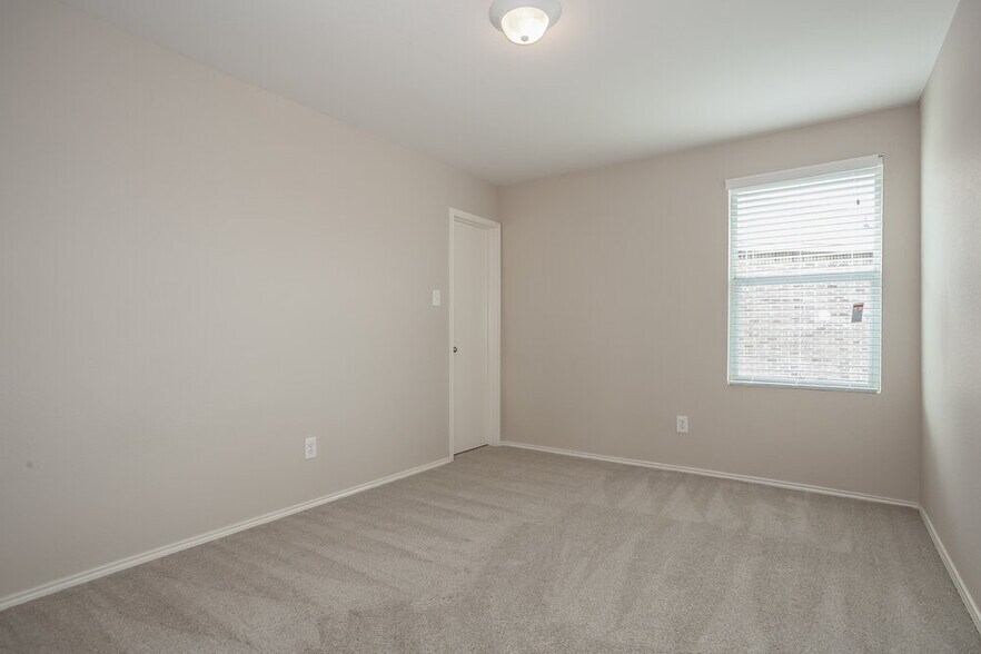 Building Photo - 1625 Grassy View Dr