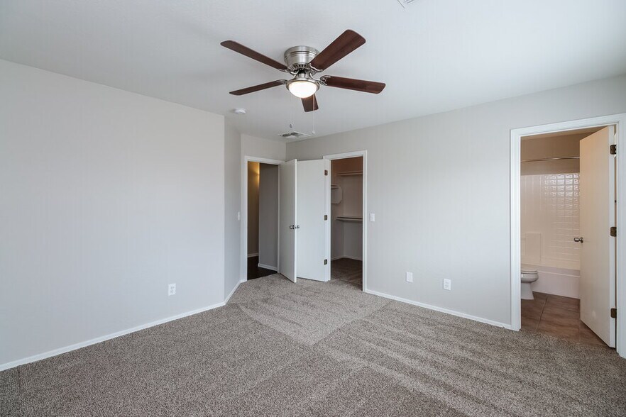 Building Photo - 15843 W Woodlands Ave