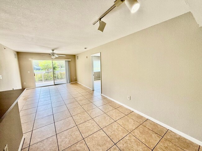 Building Photo - 181 SW Palm Dr