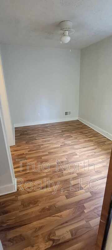 Building Photo - 1683 1/2 Oak Street