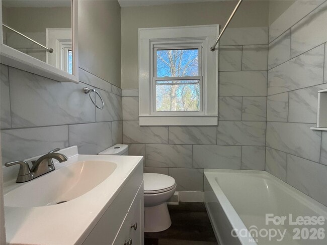 Building Photo - 611 Hoover Dr