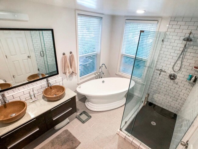 Building Photo - Beautiful Updated 2BR/2BA Condo Near Beltline