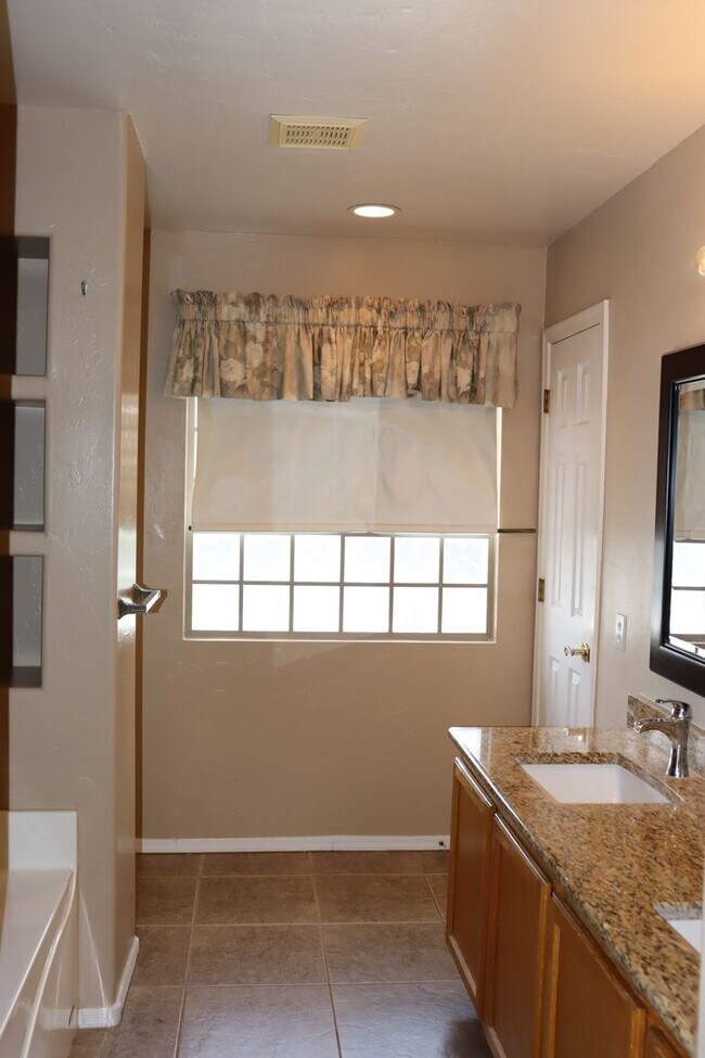 Building Photo - 4943 W Rosebay Dr