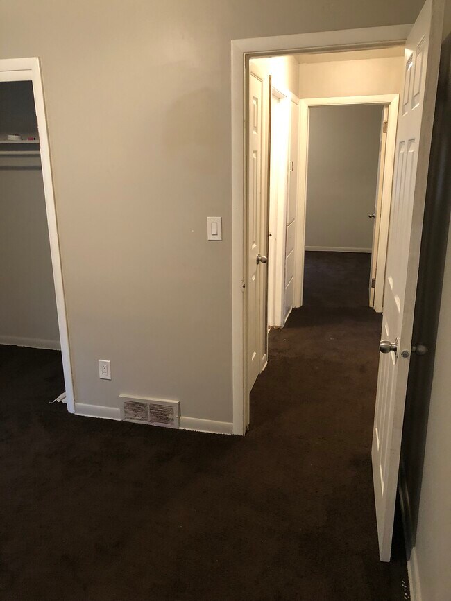 Building Photo - 1096 Silvercrest Ave