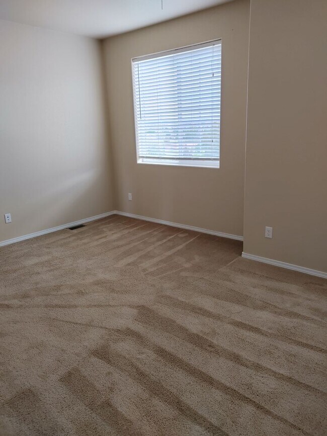 Building Photo - Stylish & Spacious 2BD Townhome in Stetson...